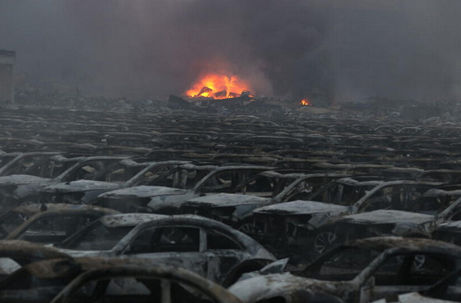 天津爆炸地點(diǎn)200米外大批汽車(chē)被燒成殘骸